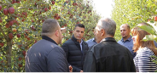 Photo of Николовски се сретна со јаболко-производителите во Преспа