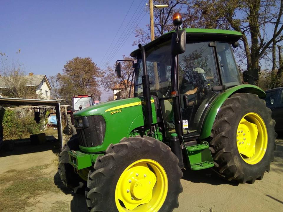 Photo of Моќниот  трактор John  Deere 5075 3Б стигна и на македонскиот пазар