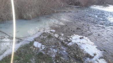 Photo of Бела течност со неиспитани својства се испушта во водите на река Брегалница во Делчево