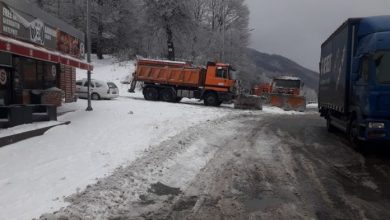 Photo of Сообраќајот се одвива по наместа влажни коловози, снег провејува на Попова Шапка и на Стража