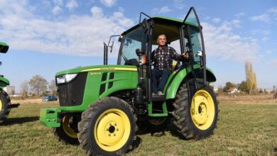 Photo of Драган Деловски – фармер од селото Гермијан избра трактор Џон Дир 5045 Д со кабина