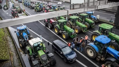 Photo of Француските земјоделци со трактори ги блокираа улиците на Париз