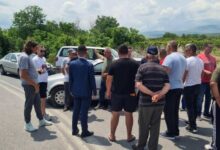 Photo of Земјоделеци го блокираа патот Градско – Прилеп, се бара итна санација на сифонот Макарија