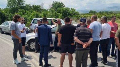 Photo of Земјоделеци го блокираа патот Градско – Прилеп, се бара итна санација на сифонот Макарија