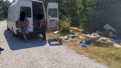Photo of Битолчани со комбе фрлале ѓубре во паркот „Пелистер“, чуварската служба ги фати на лице место