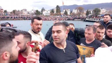 Photo of Никола Јакимоски го фати крстот положен во Охридското Езеро