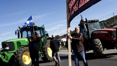 Photo of Земјоделците од Лерин ја блокираат границата со Македонија