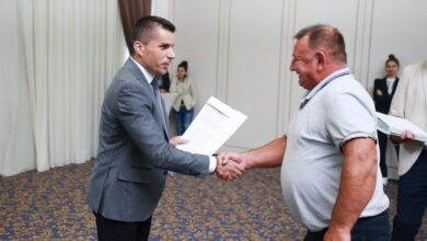 Photo of Министерот Николовски ги додели првите 44 договори од новата ИПАРД 3 програма за мерките 1 и 7, поддршка вредна 30 милиони евра